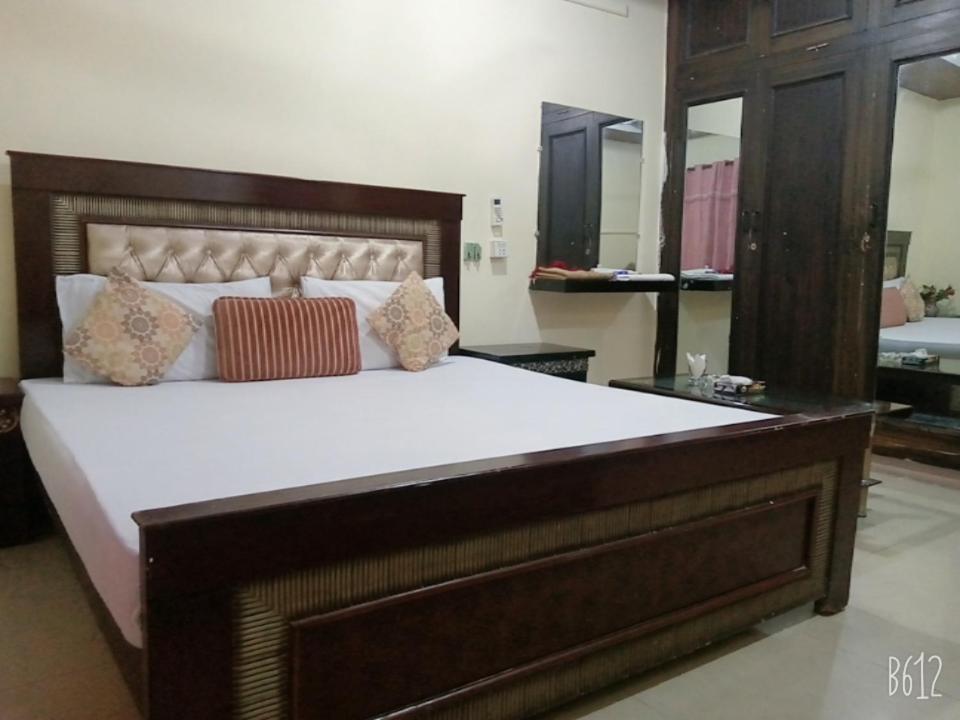 Hotel Royal Luxury Multan Eksteriør bilde